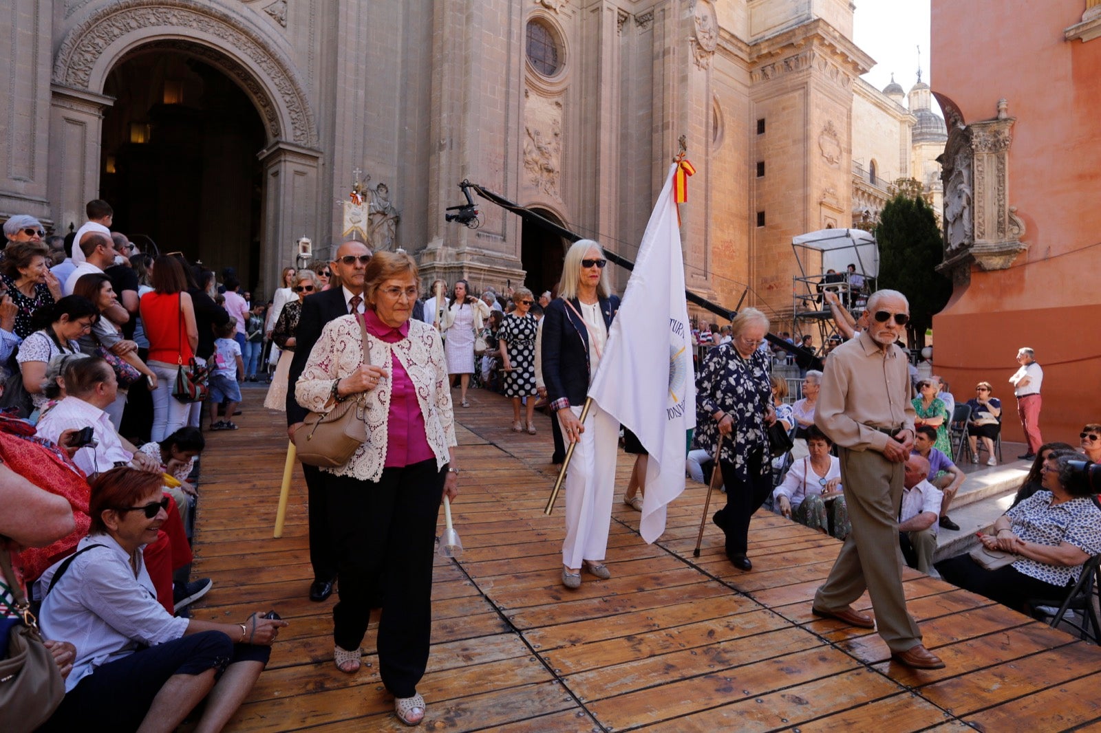 La plaza de las Pasiegas, abarrotada para recibir al Corpus Christi