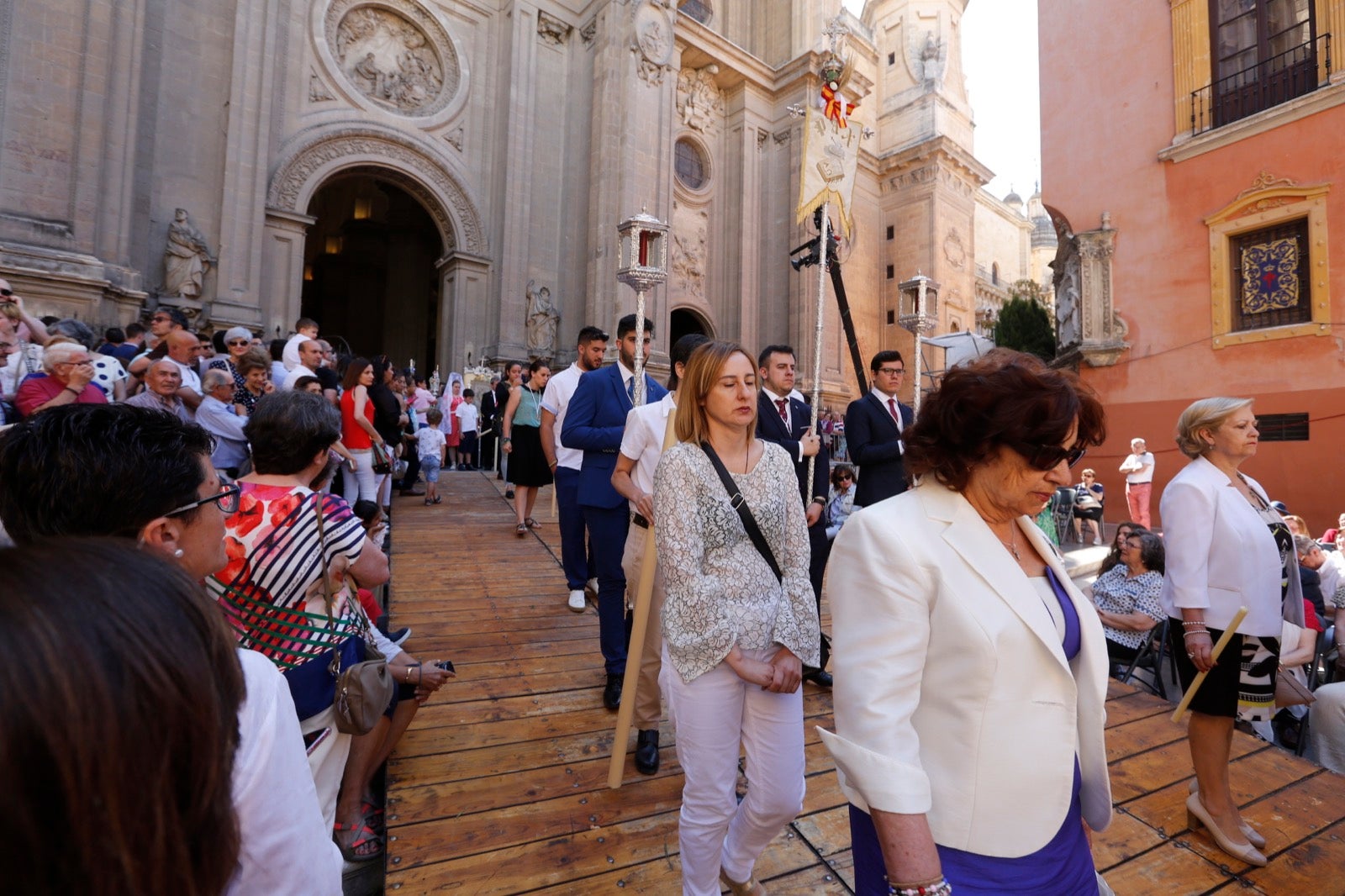 La plaza de las Pasiegas, abarrotada para recibir al Corpus Christi