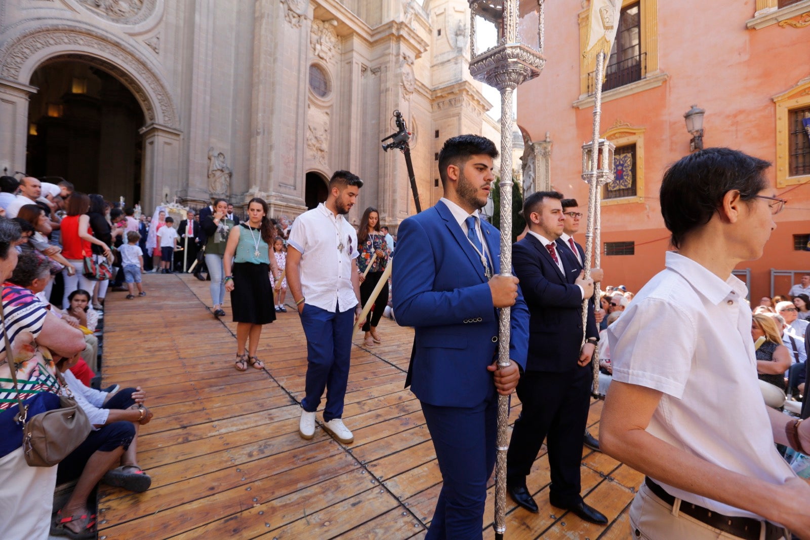 La plaza de las Pasiegas, abarrotada para recibir al Corpus Christi