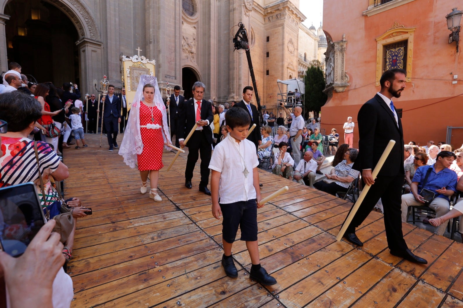 La plaza de las Pasiegas, abarrotada para recibir al Corpus Christi