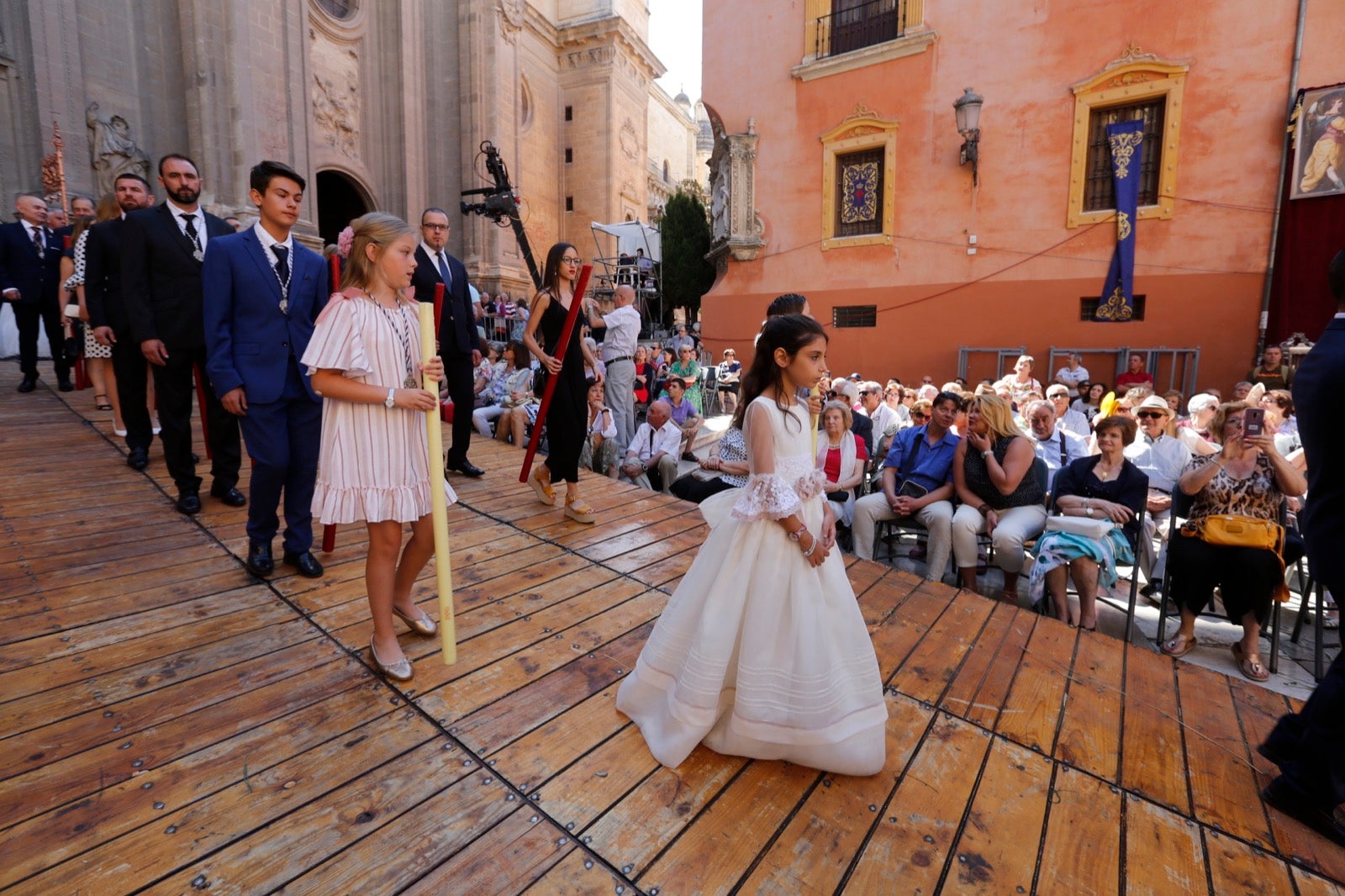 La plaza de las Pasiegas, abarrotada para recibir al Corpus Christi