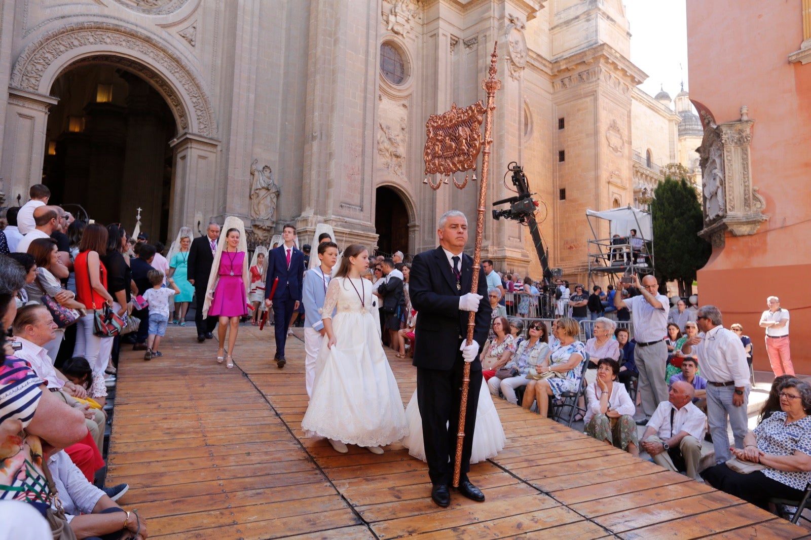 La plaza de las Pasiegas, abarrotada para recibir al Corpus Christi