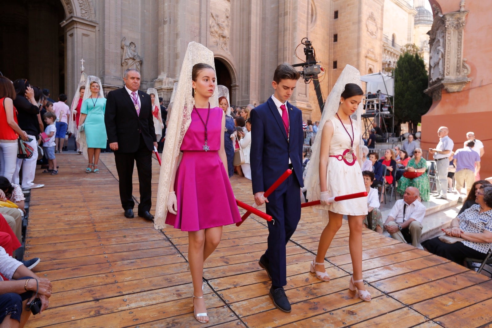 La plaza de las Pasiegas, abarrotada para recibir al Corpus Christi