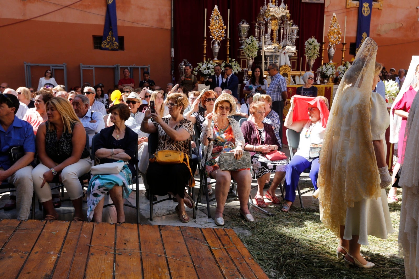 La plaza de las Pasiegas, abarrotada para recibir al Corpus Christi