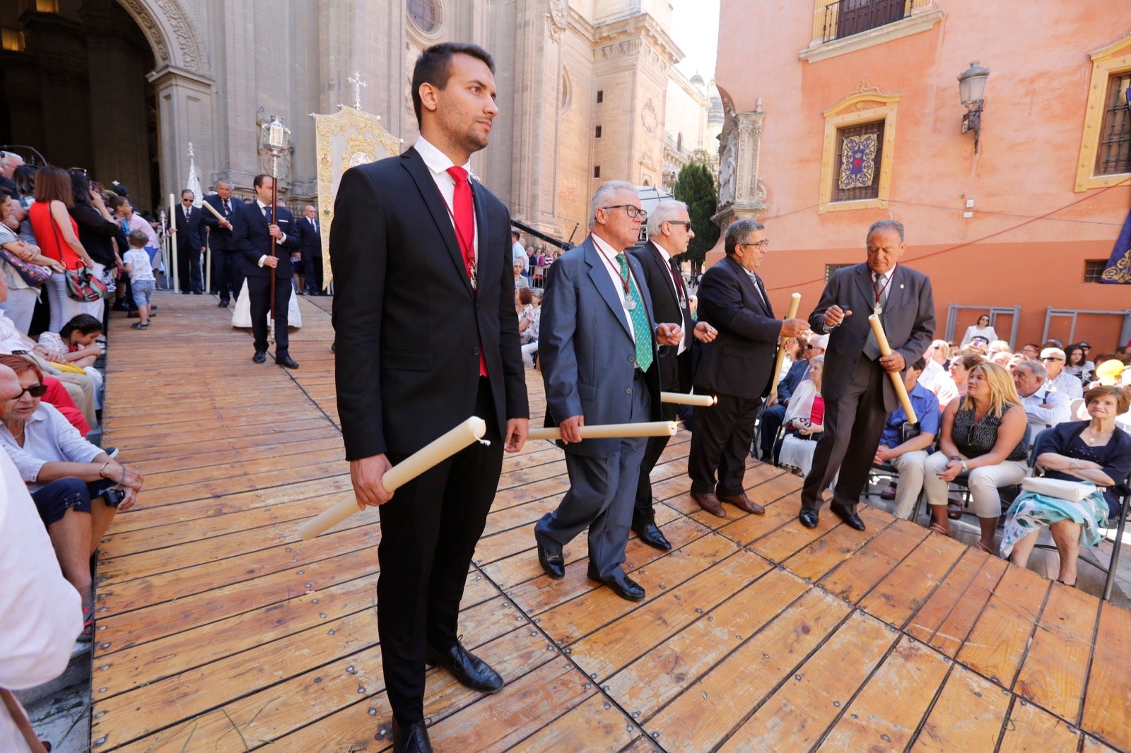 La plaza de las Pasiegas, abarrotada para recibir al Corpus Christi