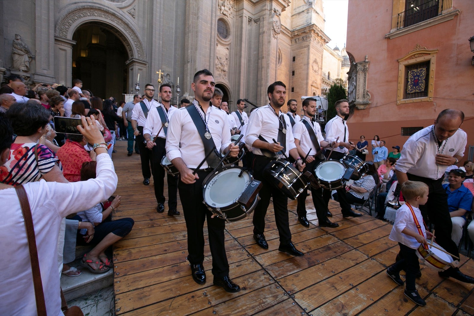 La plaza de las Pasiegas, abarrotada para recibir al Corpus Christi