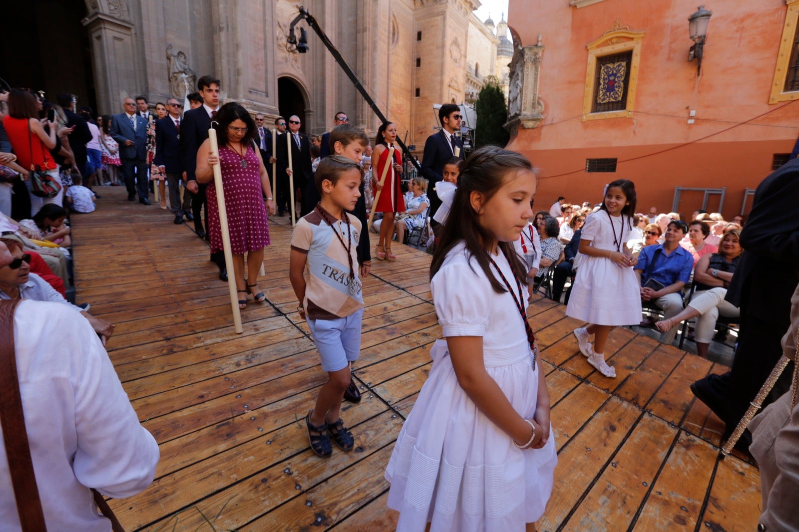 La plaza de las Pasiegas, abarrotada para recibir al Corpus Christi