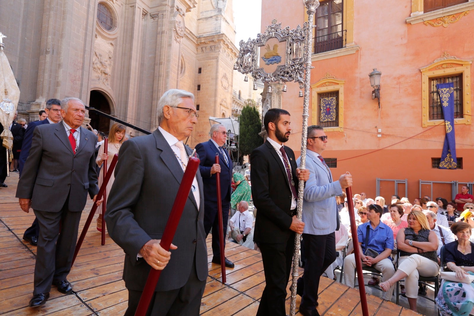 La plaza de las Pasiegas, abarrotada para recibir al Corpus Christi