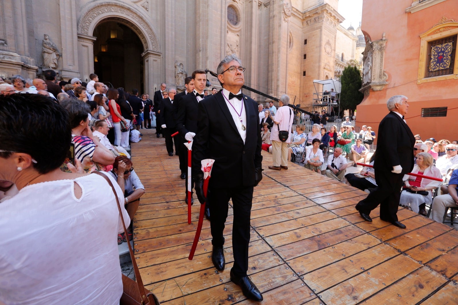 La plaza de las Pasiegas, abarrotada para recibir al Corpus Christi