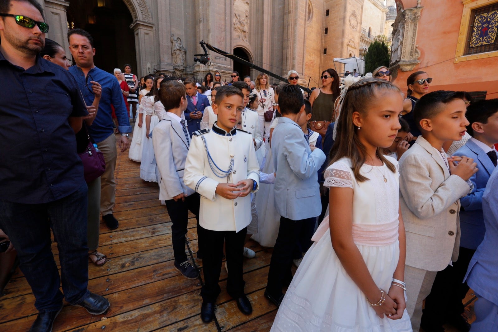 La plaza de las Pasiegas, abarrotada para recibir al Corpus Christi