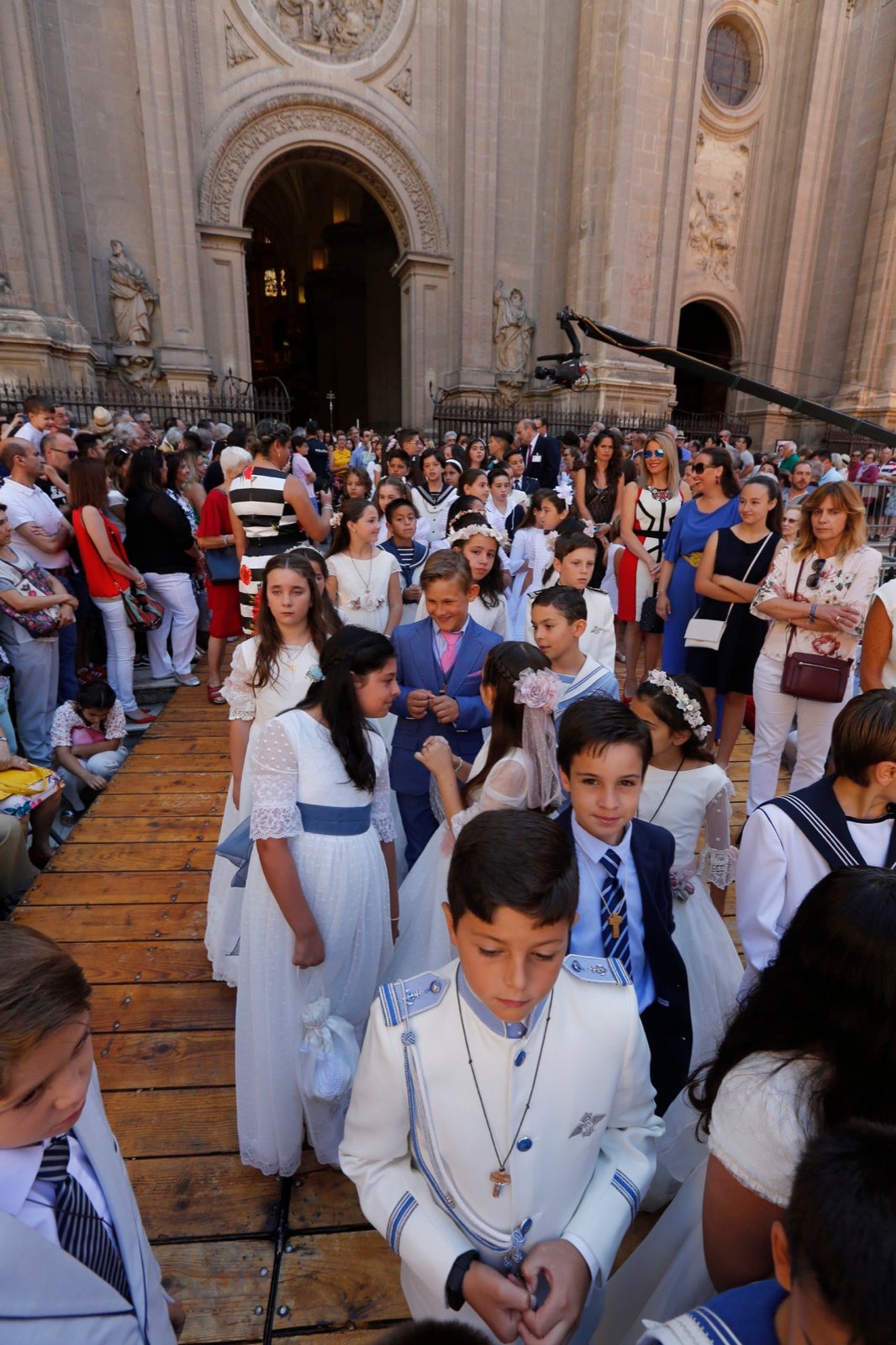 La plaza de las Pasiegas, abarrotada para recibir al Corpus Christi