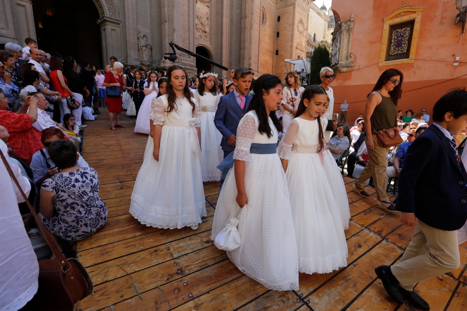 La plaza de las Pasiegas, abarrotada para recibir al Corpus Christi