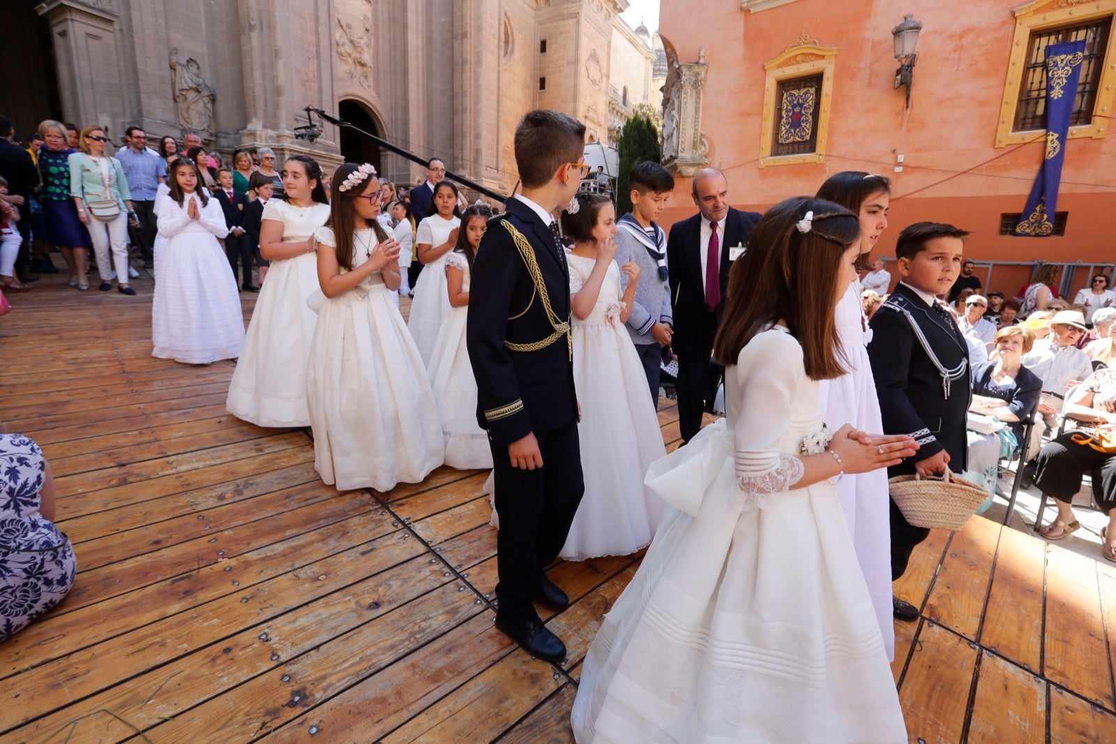 La plaza de las Pasiegas, abarrotada para recibir al Corpus Christi