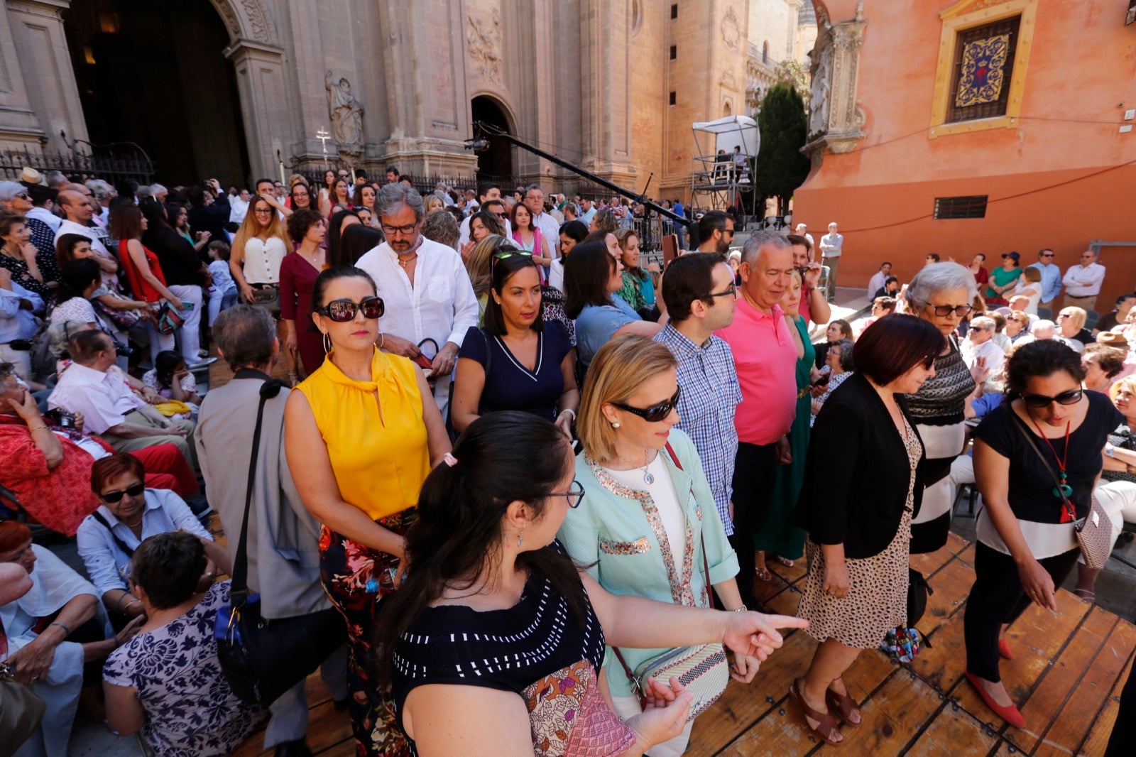 La plaza de las Pasiegas, abarrotada para recibir al Corpus Christi