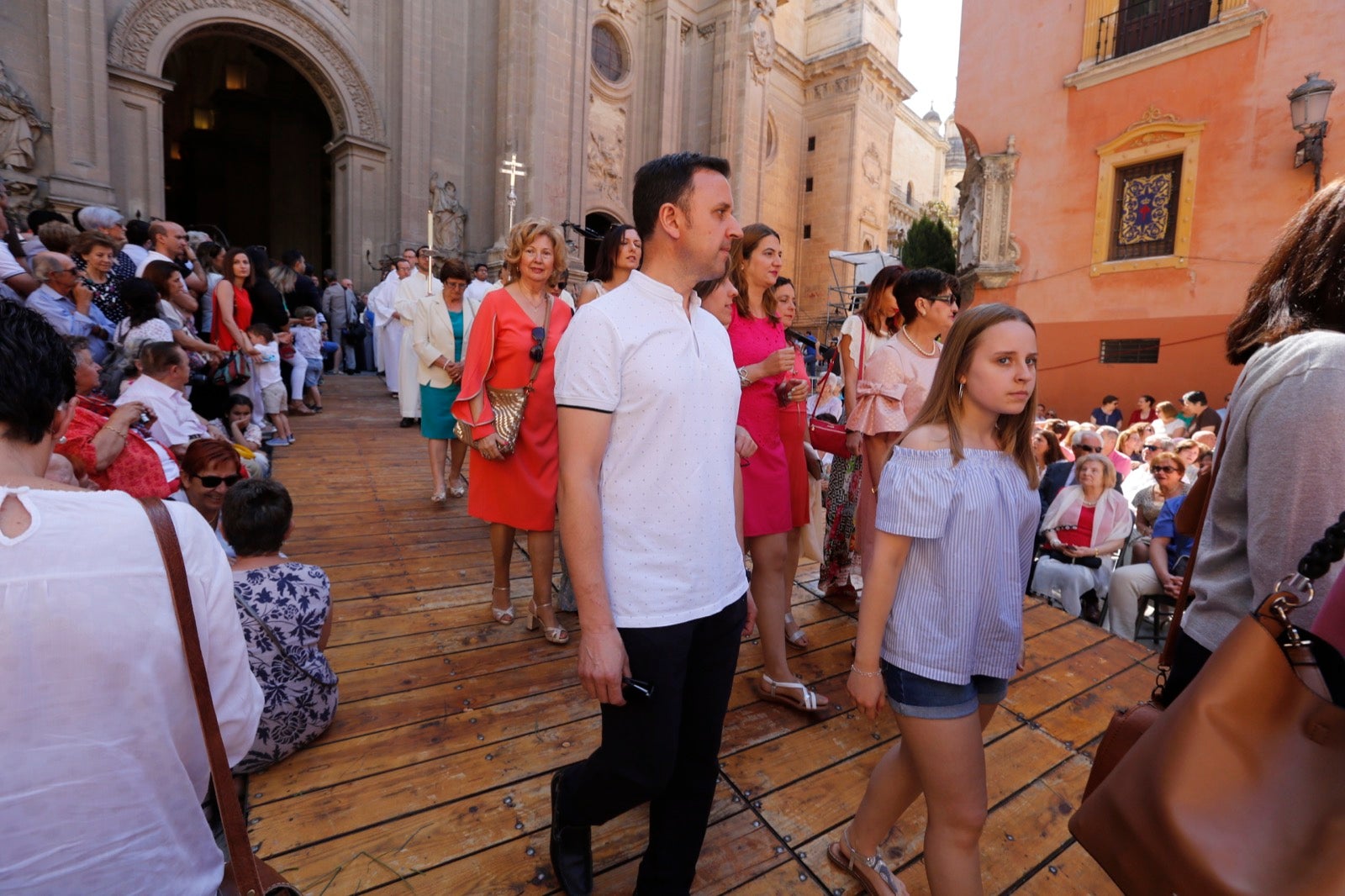 La plaza de las Pasiegas, abarrotada para recibir al Corpus Christi