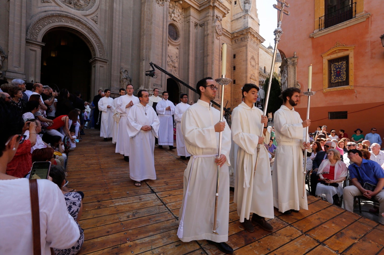 La plaza de las Pasiegas, abarrotada para recibir al Corpus Christi