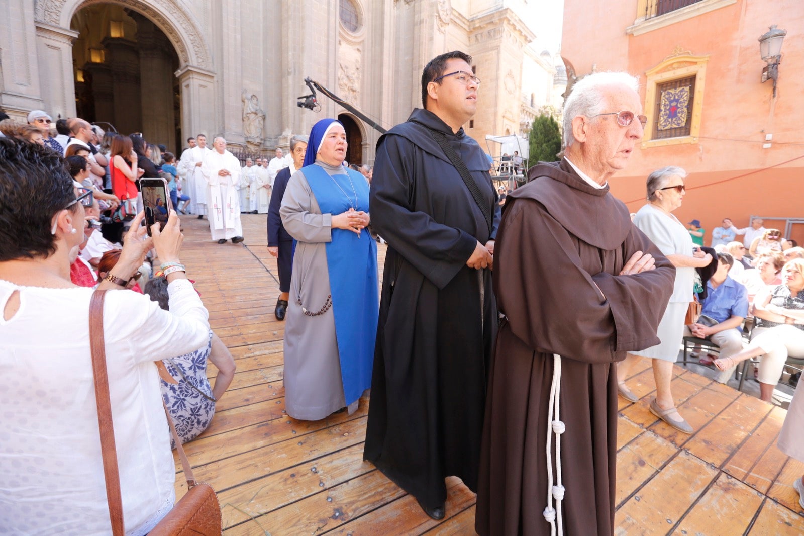 La plaza de las Pasiegas, abarrotada para recibir al Corpus Christi