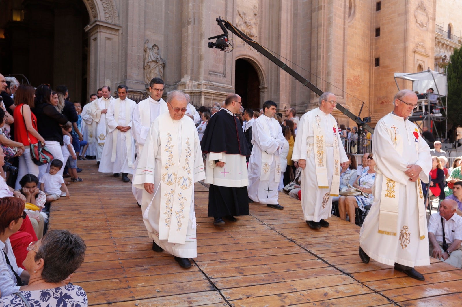 La plaza de las Pasiegas, abarrotada para recibir al Corpus Christi