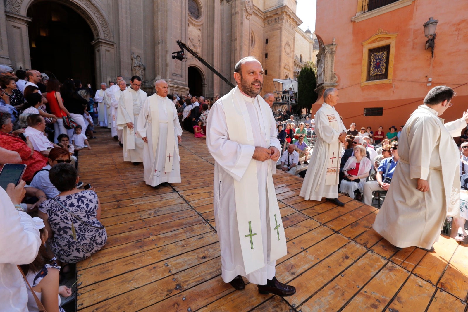 La plaza de las Pasiegas, abarrotada para recibir al Corpus Christi