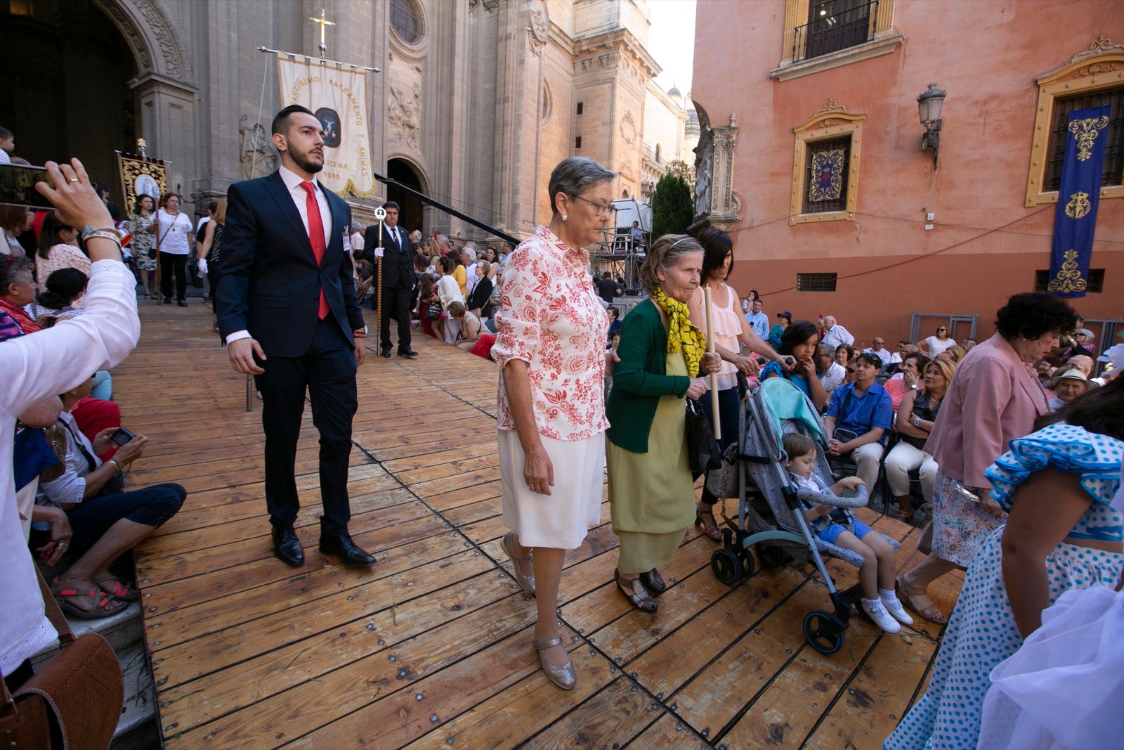 La plaza de las Pasiegas, abarrotada para recibir al Corpus Christi