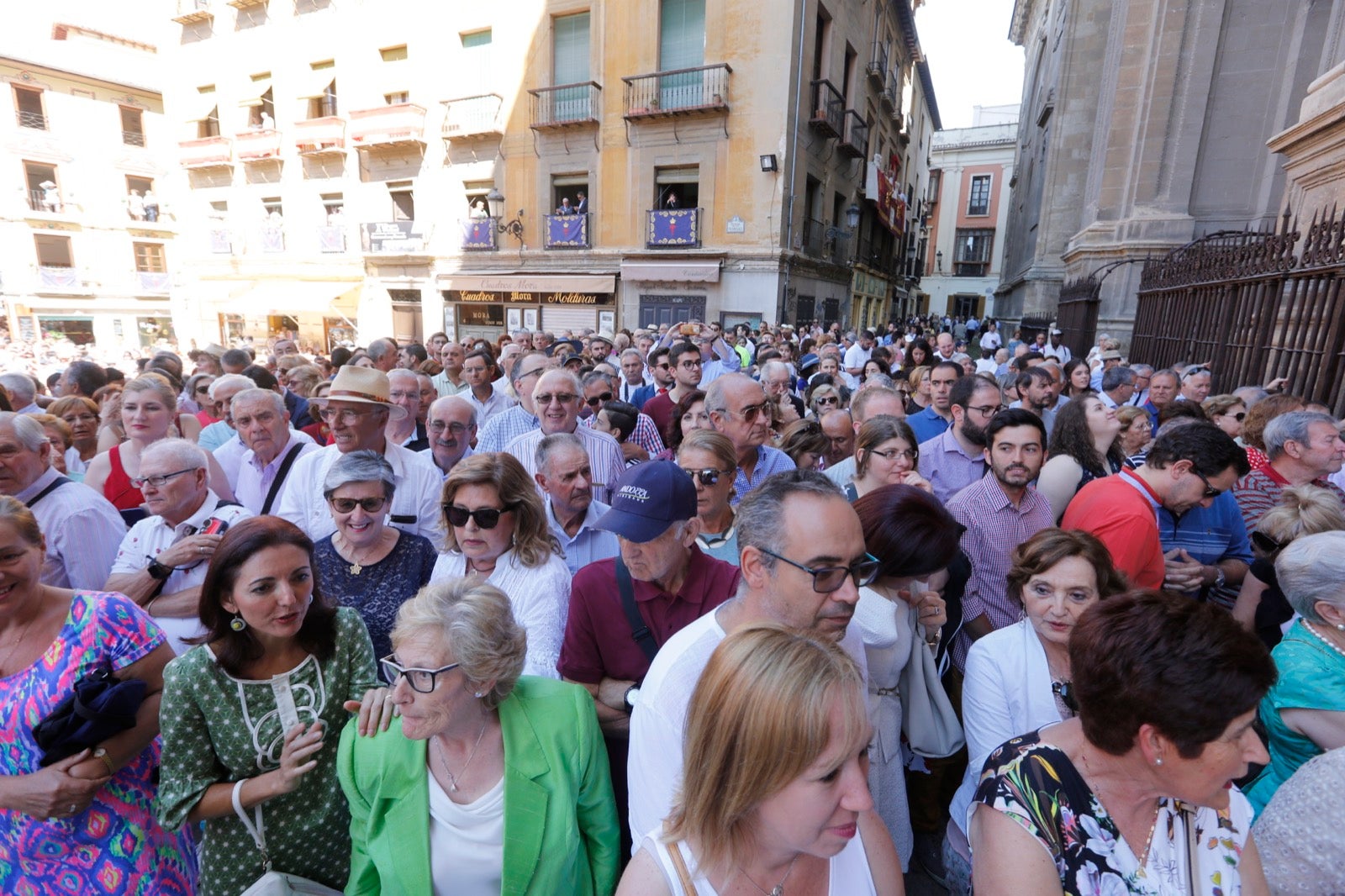 La plaza de las Pasiegas, abarrotada para recibir al Corpus Christi