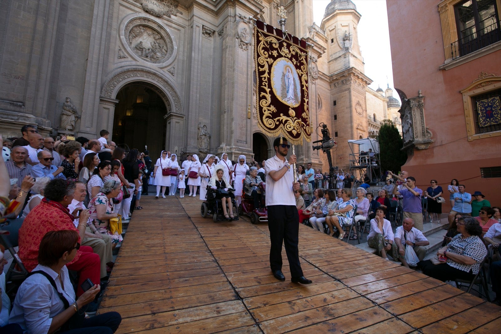 La plaza de las Pasiegas, abarrotada para recibir al Corpus Christi