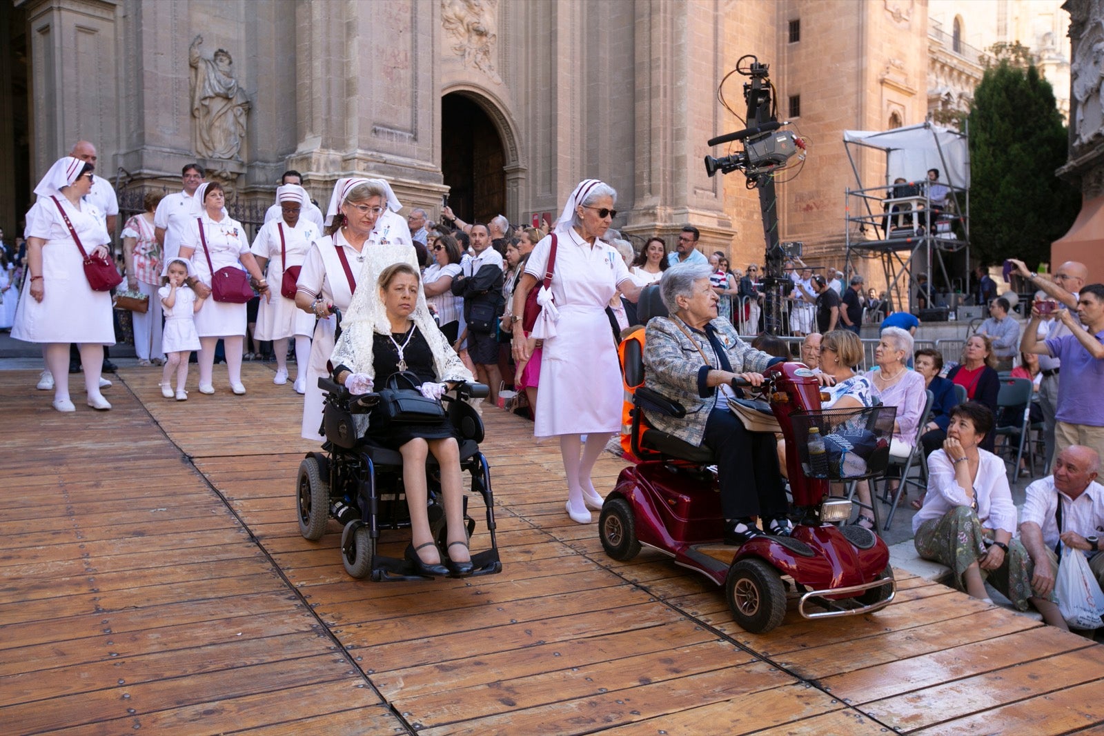 La plaza de las Pasiegas, abarrotada para recibir al Corpus Christi