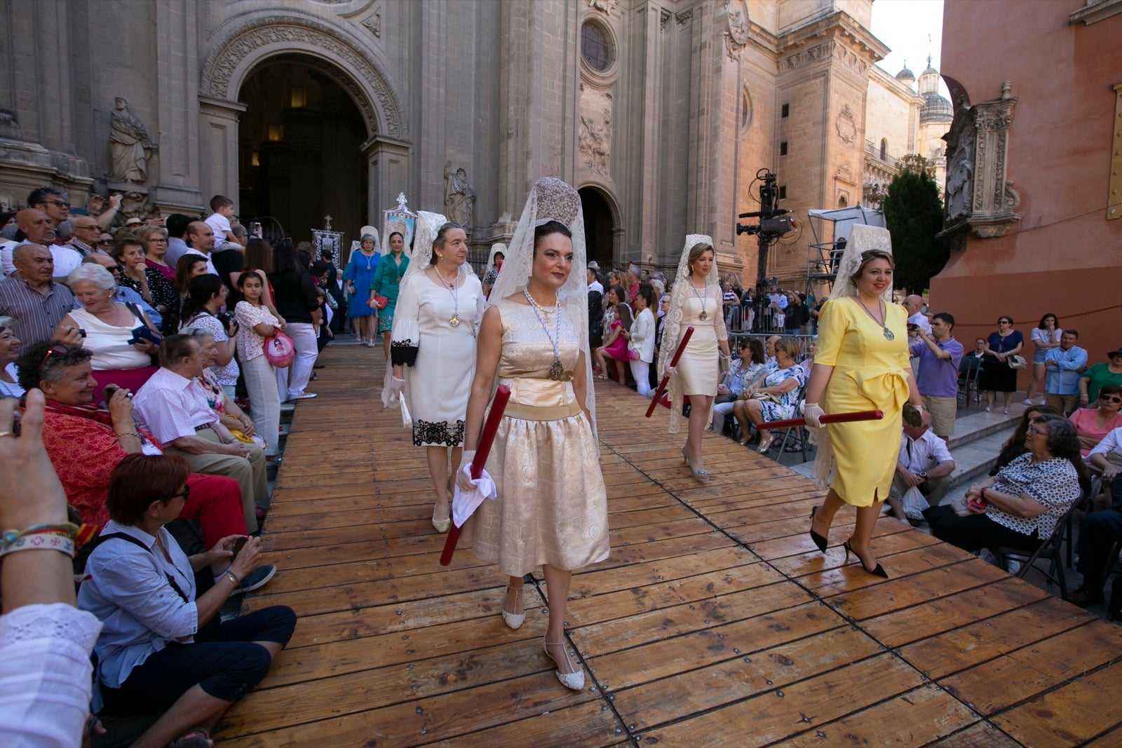 La plaza de las Pasiegas, abarrotada para recibir al Corpus Christi