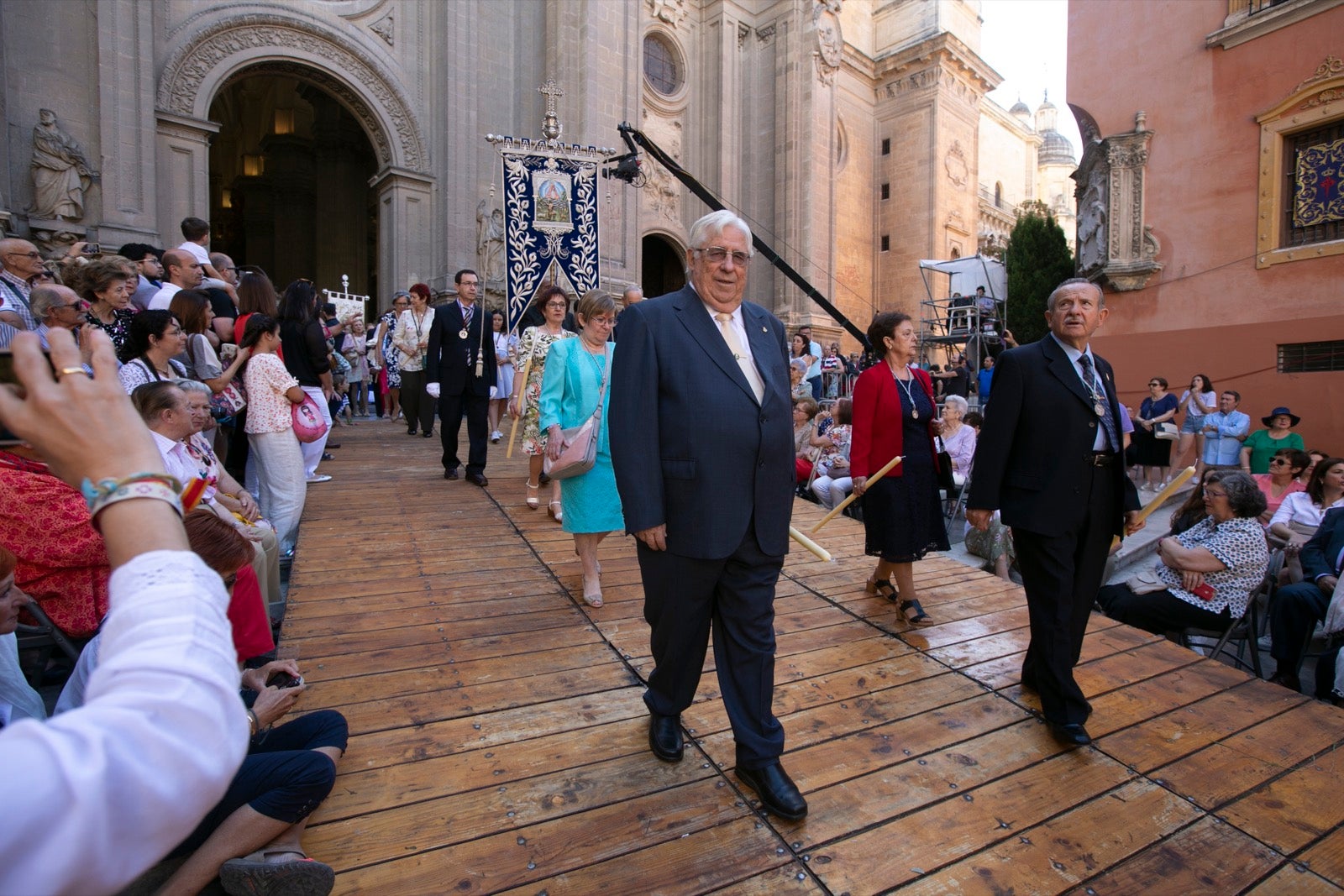 La plaza de las Pasiegas, abarrotada para recibir al Corpus Christi