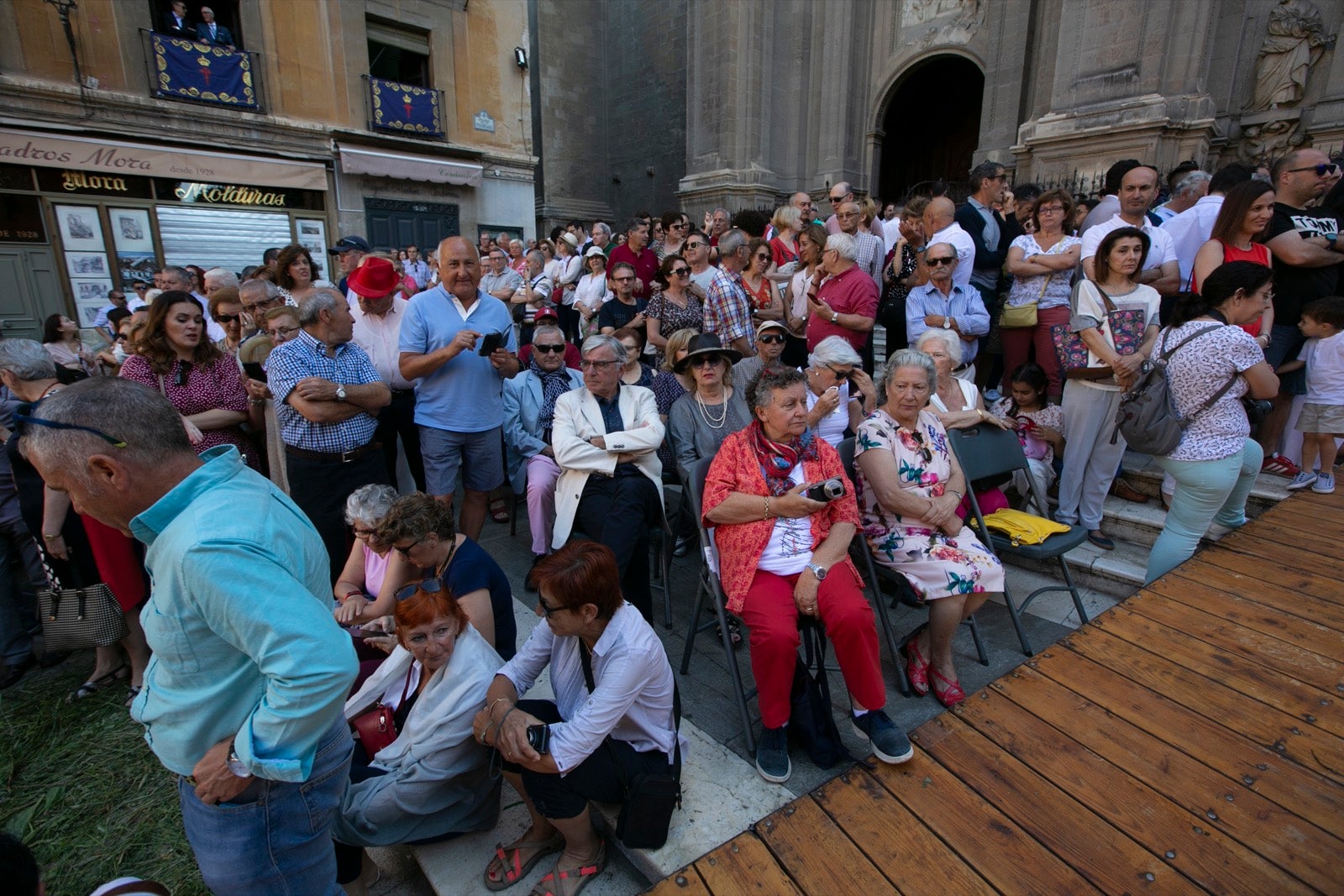 La plaza de las Pasiegas, abarrotada para recibir al Corpus Christi