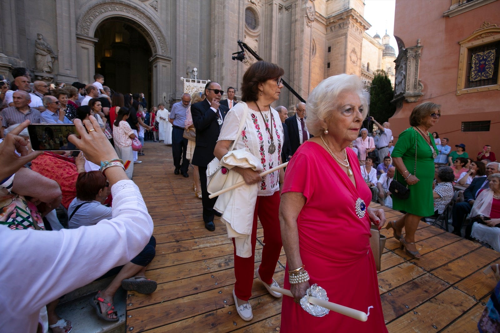 La plaza de las Pasiegas, abarrotada para recibir al Corpus Christi