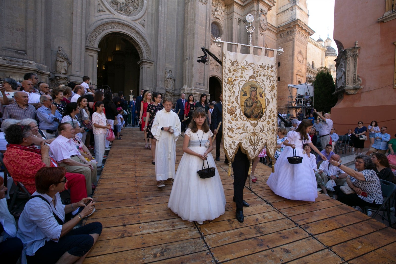 La plaza de las Pasiegas, abarrotada para recibir al Corpus Christi