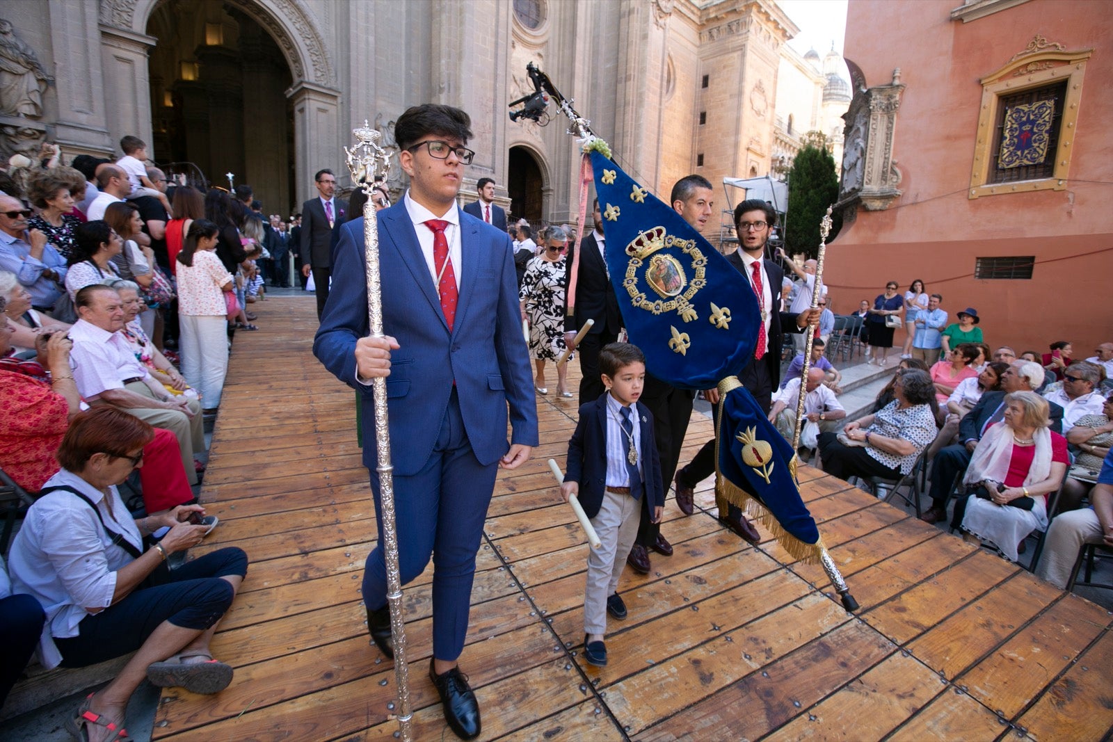 La plaza de las Pasiegas, abarrotada para recibir al Corpus Christi