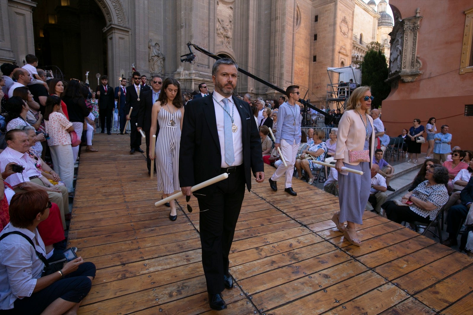 La plaza de las Pasiegas, abarrotada para recibir al Corpus Christi