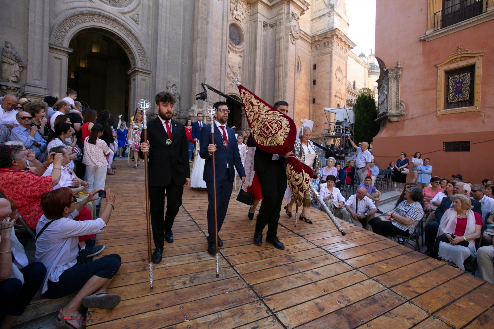 La plaza de las Pasiegas, abarrotada para recibir al Corpus Christi