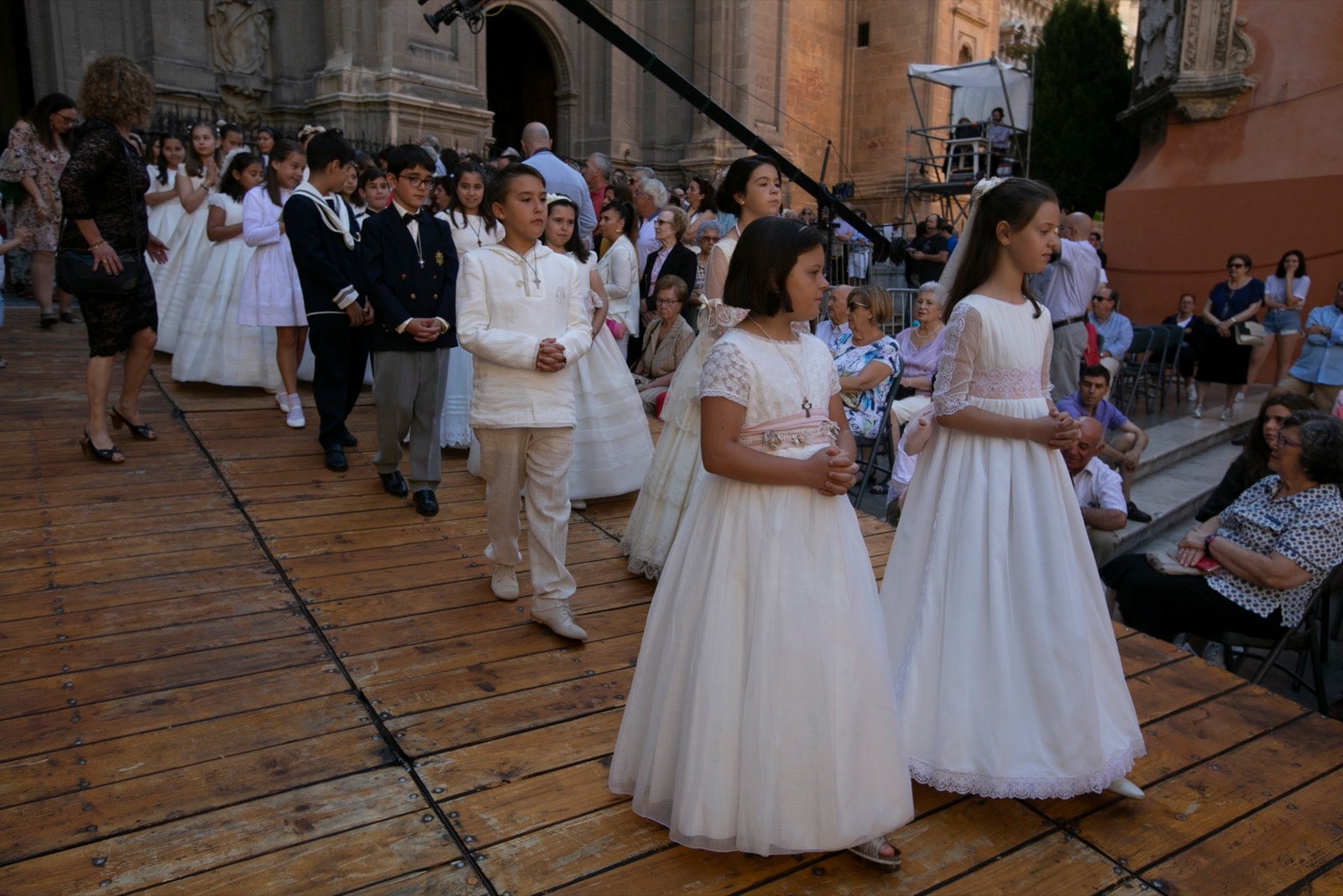 La plaza de las Pasiegas, abarrotada para recibir al Corpus Christi