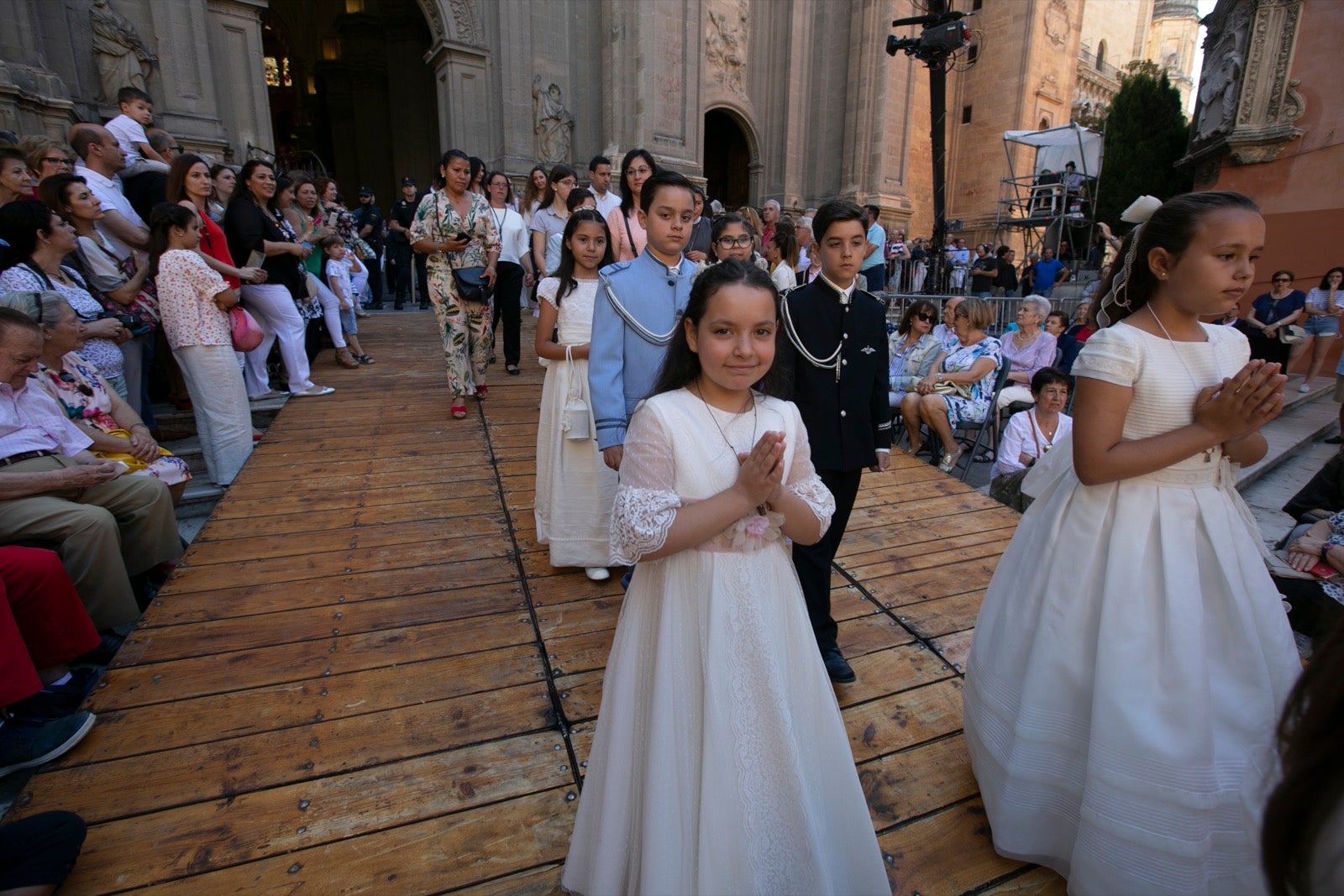 La plaza de las Pasiegas, abarrotada para recibir al Corpus Christi