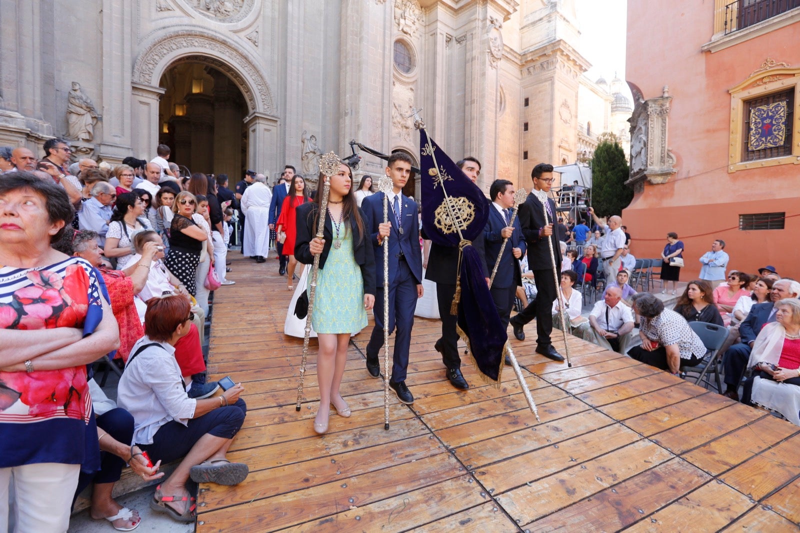 La plaza de las Pasiegas, abarrotada para recibir al Corpus Christi