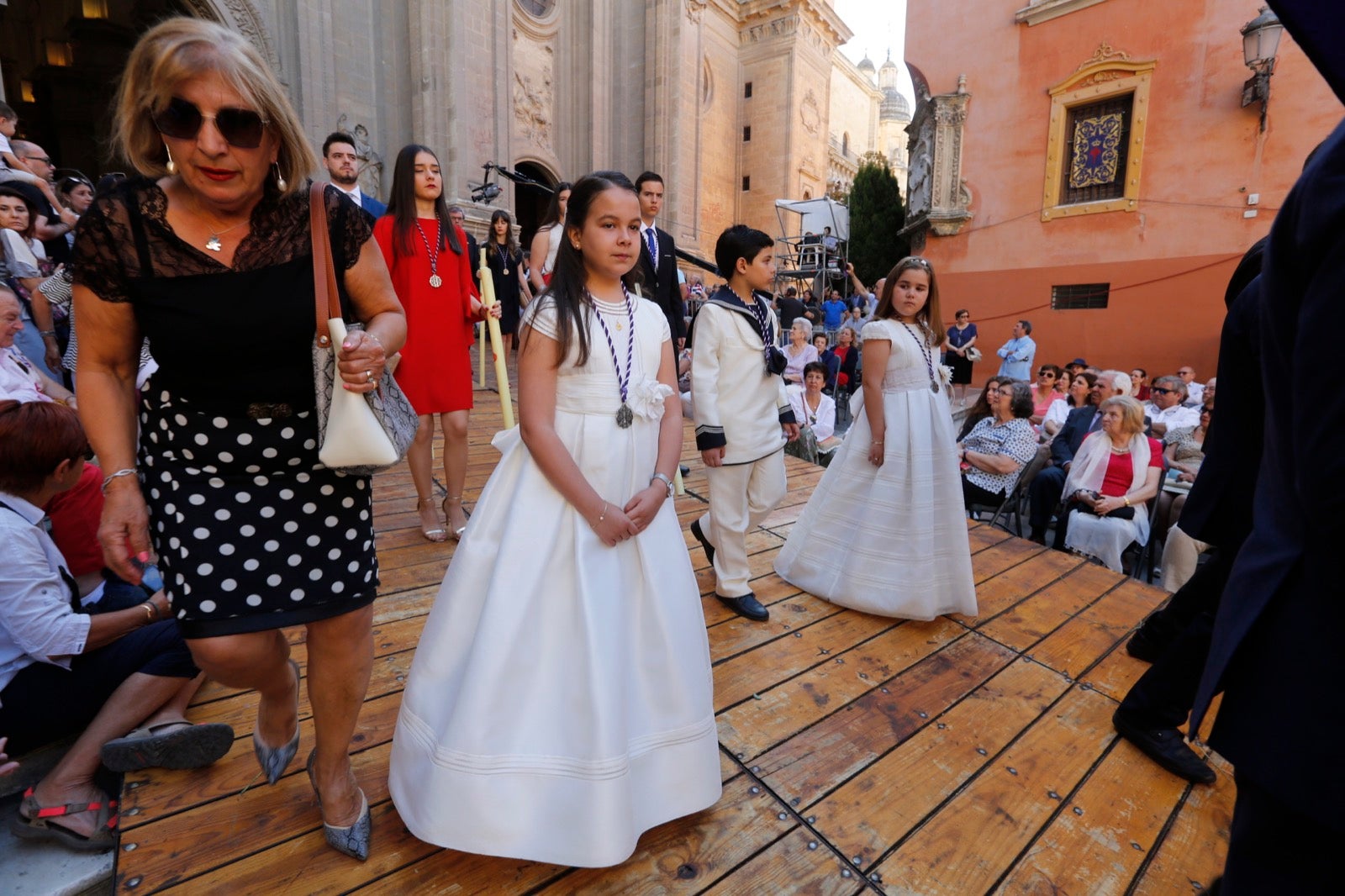 La plaza de las Pasiegas, abarrotada para recibir al Corpus Christi