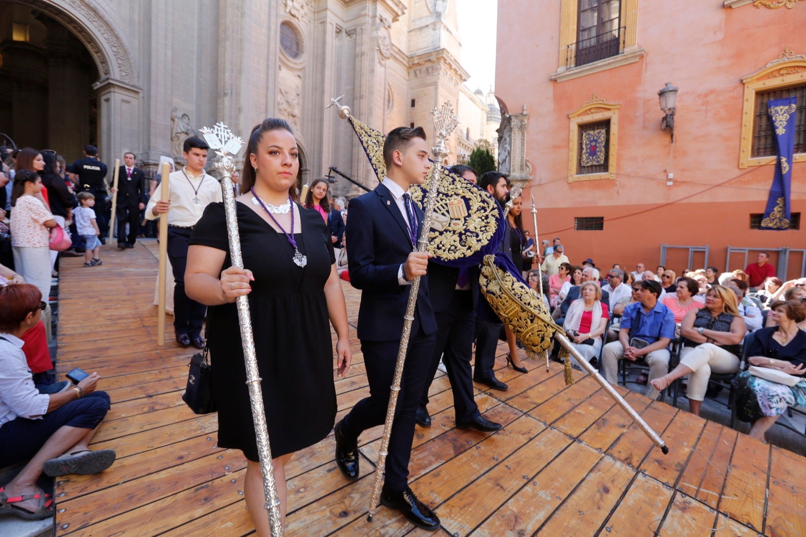 La plaza de las Pasiegas, abarrotada para recibir al Corpus Christi