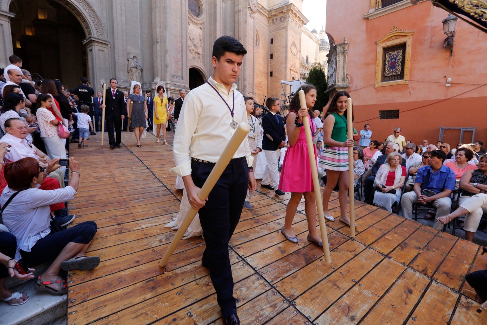 La plaza de las Pasiegas, abarrotada para recibir al Corpus Christi