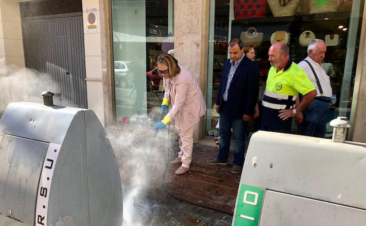 La alcaldesa de Motril, limpiando contenedores soterrados