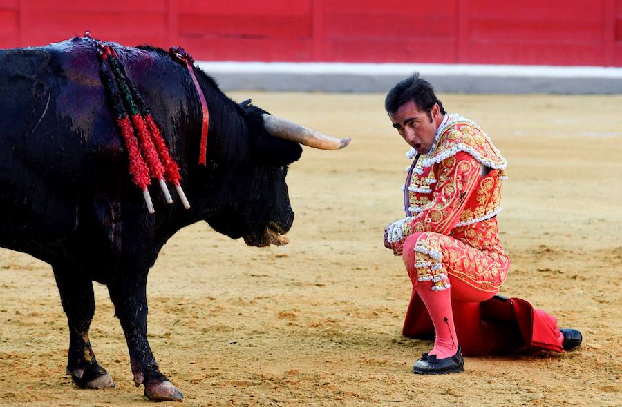 El Fandi fue arrollado de mala manera junto a las tablas porque el toro no obedeció cuando ejecutó al quiebro el tercer par de banderillas, iniciado de rodillas.. Se vivieron momentos de angustia en la Monumental de Frascuelo, pero cuando el granadino logró recomponerse volvió a la cara del astado para muletearlo de rodillas y sacar aún más toda su raza. La que le faltó al de Hermanos García Jiménez. Una vez más El Fandi estuvo poderoso y paseó oreja tras estocada entera.