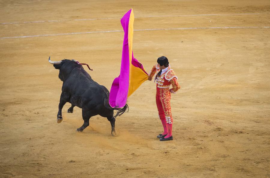 El Fandi fue arrollado de mala manera junto a las tablas porque el toro no obedeció cuando ejecuto al quiebro el tercer par de banderillas, iniciado de rodillas.. Se vivieron momentos de angustia en la Monumental de Frascuelo, pero cuando el granadino logro recomponerse volvió a la cara del astado para muletearlo de rodillas y sacar aún más toda su raza. La que le faltó al de Hermanos García Jiménez. Una vez más El Fandi estuvo poderoso y paseó oreja tras estocada entera.