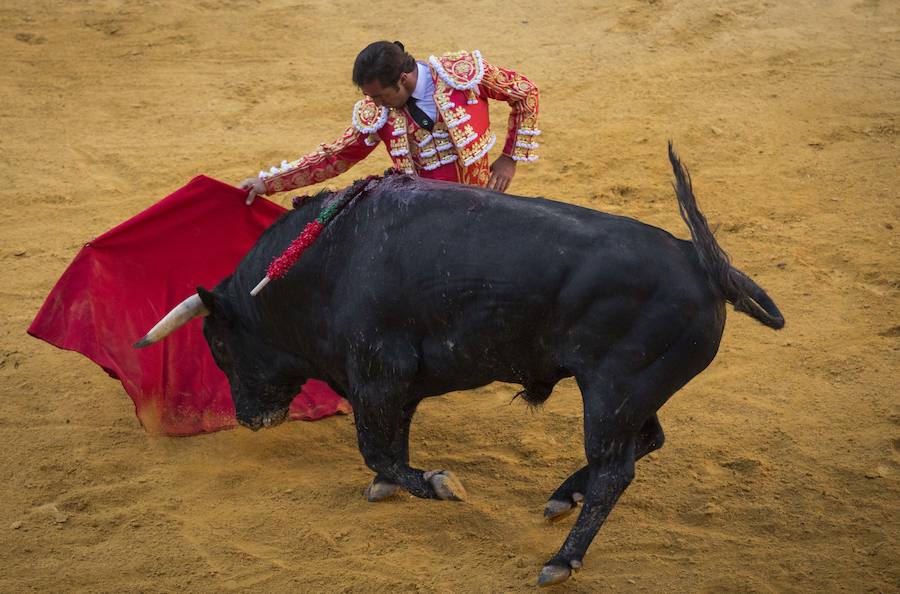 El Fandi fue arrollado de mala manera junto a las tablas porque el toro no obedeció cuando ejecuto al quiebro el tercer par de banderillas, iniciado de rodillas.. Se vivieron momentos de angustia en la Monumental de Frascuelo, pero cuando el granadino logro recomponerse volvió a la cara del astado para muletearlo de rodillas y sacar aún más toda su raza. La que le faltó al de Hermanos García Jiménez. Una vez más El Fandi estuvo poderoso y paseó oreja tras estocada entera.