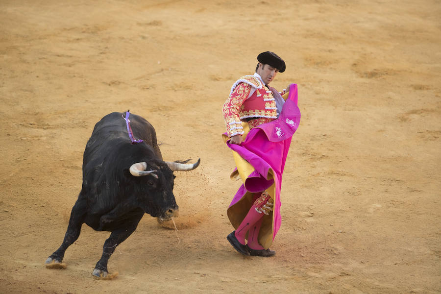 El Fandi fue arrollado de mala manera junto a las tablas porque el toro no obedeció cuando ejecuto al quiebro el tercer par de banderillas, iniciado de rodillas.. Se vivieron momentos de angustia en la Monumental de Frascuelo, pero cuando el granadino logro recomponerse volvió a la cara del astado para muletearlo de rodillas y sacar aún más toda su raza. La que le faltó al de Hermanos García Jiménez. Una vez más El Fandi estuvo poderoso y paseó oreja tras estocada entera.