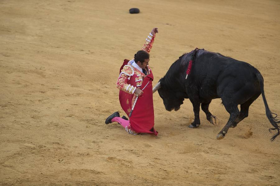 El Fandi fue arrollado de mala manera junto a las tablas porque el toro no obedeció cuando ejecuto al quiebro el tercer par de banderillas, iniciado de rodillas.. Se vivieron momentos de angustia en la Monumental de Frascuelo, pero cuando el granadino logro recomponerse volvió a la cara del astado para muletearlo de rodillas y sacar aún más toda su raza. La que le faltó al de Hermanos García Jiménez. Una vez más El Fandi estuvo poderoso y paseó oreja tras estocada entera.