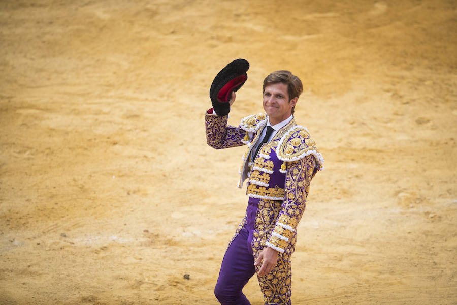 El Fandi fue arrollado de mala manera junto a las tablas porque el toro no obedeció cuando ejecuto al quiebro el tercer par de banderillas, iniciado de rodillas.. Se vivieron momentos de angustia en la Monumental de Frascuelo, pero cuando el granadino logro recomponerse volvió a la cara del astado para muletearlo de rodillas y sacar aún más toda su raza. La que le faltó al de Hermanos García Jiménez. Una vez más El Fandi estuvo poderoso y paseó oreja tras estocada entera.