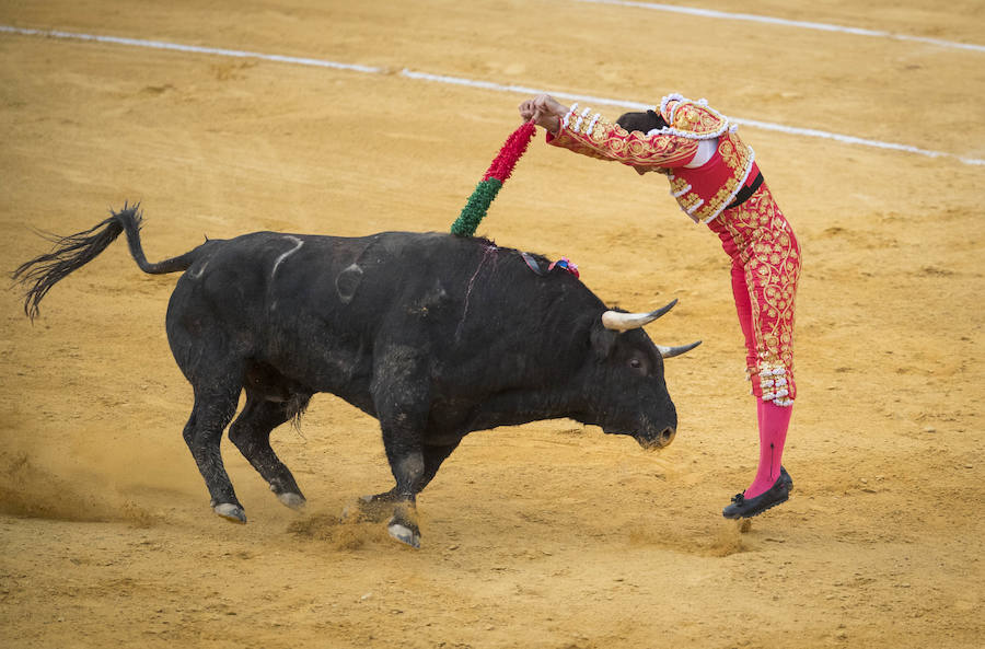 El Fandi fue arrollado de mala manera junto a las tablas porque el toro no obedeció cuando ejecuto al quiebro el tercer par de banderillas, iniciado de rodillas.. Se vivieron momentos de angustia en la Monumental de Frascuelo, pero cuando el granadino logro recomponerse volvió a la cara del astado para muletearlo de rodillas y sacar aún más toda su raza. La que le faltó al de Hermanos García Jiménez. Una vez más El Fandi estuvo poderoso y paseó oreja tras estocada entera.