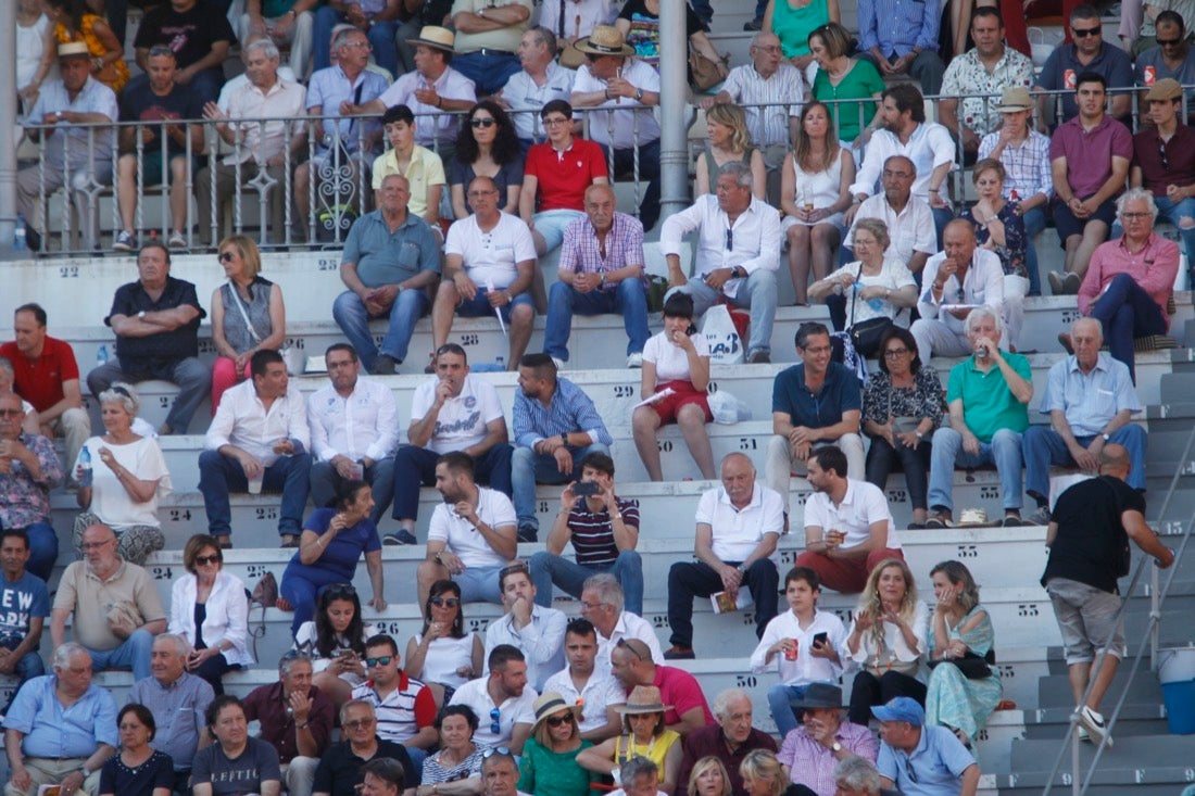 Fueron muchos los que acudieron a la plaza de toros de la ciudad este jueves